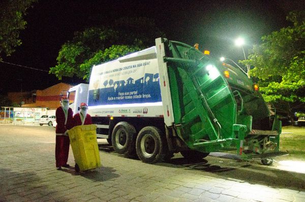 Os profissionais trabalham na empresa de coleta de lixo urbano por Júlio Cezar Moraes Rodrigues