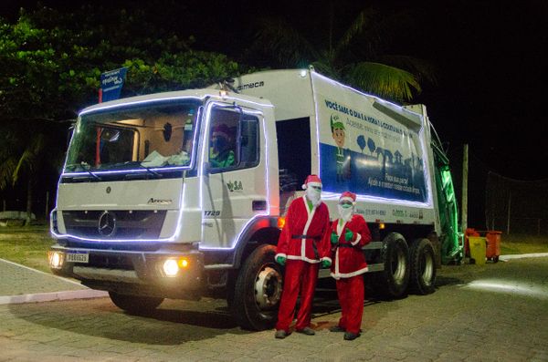 Coletores de lixo se vestem de Papai Noel em Aracruz por Júlio Cezar Moraes Rodrigues