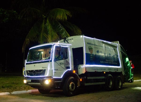 Coletores de lixo se vestem de Papai Noel em Aracruz