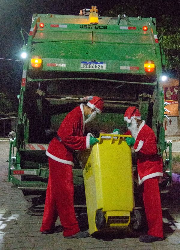 Todos os coletores estão trabalhando com a roupa  por Júlio Cezar Moraes Rodrigues