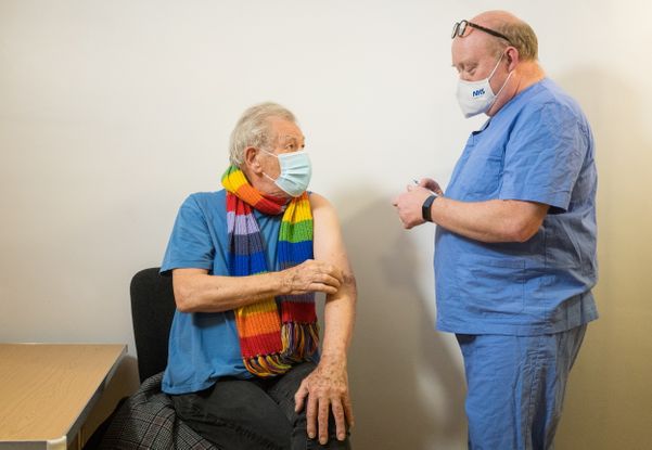 O ator Ian McKellen recebeu a vacina Pfizer-BioNTech, contra a Covid-19, em Londres