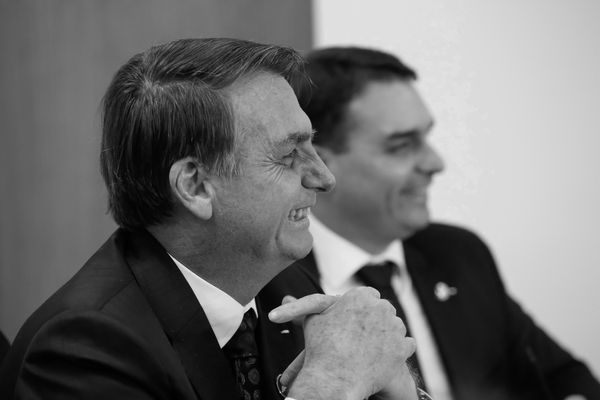 O presidente Jair Bolsonaro (sem partido) e seu filho Flávio Bolsonaro, senador pelo Republicanos-RJ 