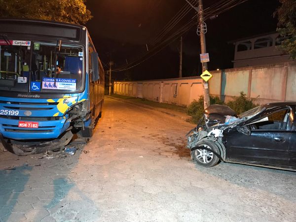 Ônibus e carro colidiram no bairro Morrinhos, em Cariacica