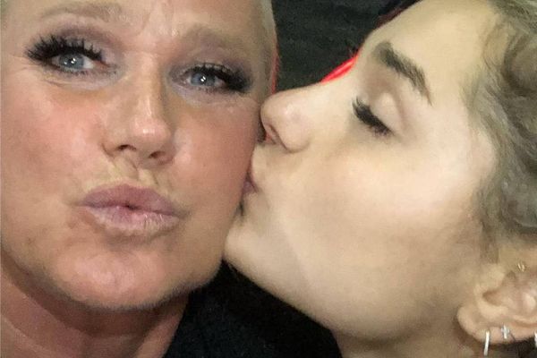 Xuxa recebe um beijo de Sasha
