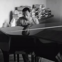 O cantor John Legend no videoclipe da canção 