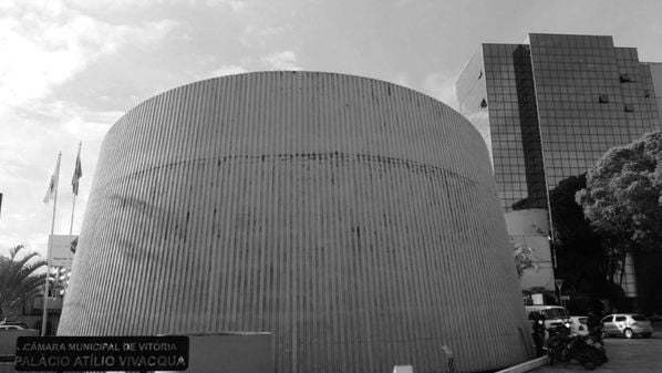 É desconcertante que esses representantes do povo não consigam enxergar as disparidades com a realidade de quem os elegeu. E assim se distanciam cada vez mais dos cidadãos