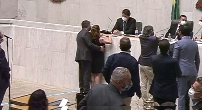 A deputada foi vítima do deputado estadual Fernando Cury (União Brasil) em dezembro de 2020. A cena, que aconteceu no plenário da Assembleia, foi filmada