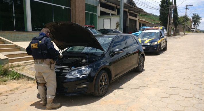 Segundo a PRF, o casal vinha de Minas Gerais para passar o fim de semana em Pedra Azul quando foi abordado, na BR 262; veículo tinha registro de roubo e estava com as placas clonadas