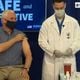 Imagem - Vice-presidente dos EUA toma vacina da Covid em evento ao vivo