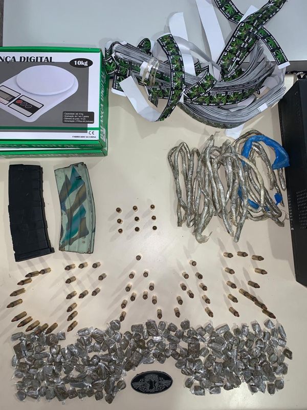 Drogas, munições, carregadores e material do tráfico de drogas apreendidos pela Polícia Militar