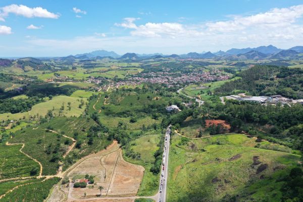 Acidente causou a interdição total da pista na BR 101, km 224, em Ibiraçú por Julio Teixeira (@jotatx)
