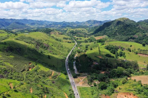 Acidente causou a interdição total da pista na BR 101, km 224, em Ibiraçú por Julio Teixeira (@jotatx)