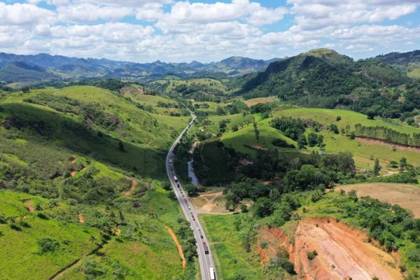 Acidente causou a interdição total da pista na BR 101, km 224, em Ibiraçú por Julio Teixeira (@jotatx)