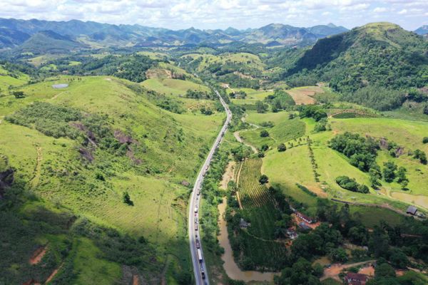 Acidente causou a interdição total da pista na BR 101, km 224, em Ibiraçú por Julio Teixeira (@jotatx)