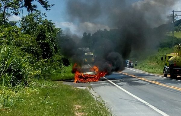 Carro pegou fogo na BR 101 