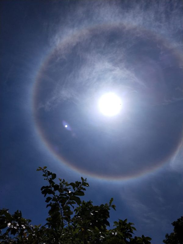 Halo solar se forma em Guarapari