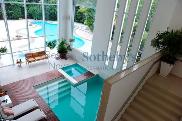 Mansão de 2,6 mil metros quadrados de Xuxa é colocada à venda por 8,7 milhões de dólares (R$ 45 milhões) em site internacional