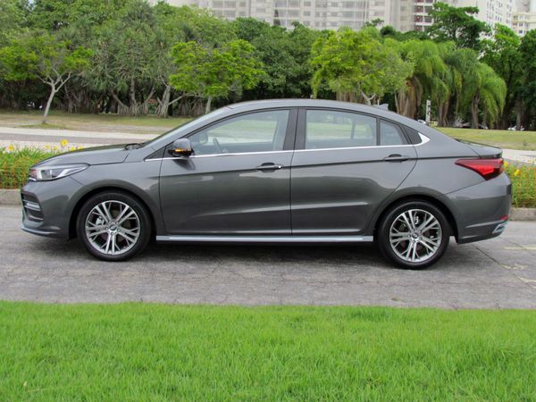 Modelo bate de frente com 