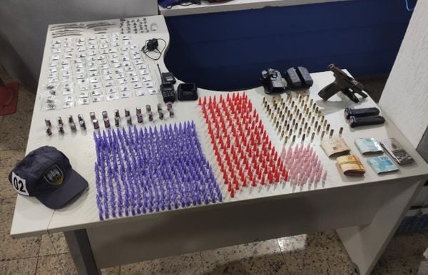 Drogas, munições, carregadores e material do tráfico de drogas apreendidos pela Polícia Militar