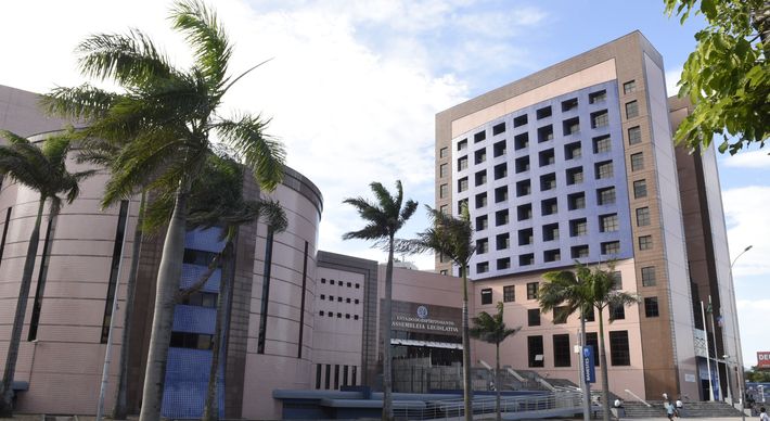 A princípio, o trabalho legislativo seria normal, mas, após votar pacote do governo contra a pandemia, deputados decidiram suspender as atividades