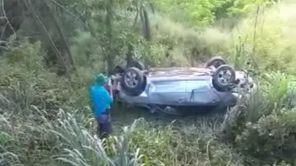 Motorista perde o controle e carro capota em Baixo Guandu 