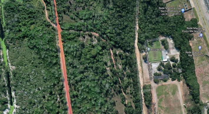 Viaduto que liga o nada ao lugar nenhum, barreira no mar de Vitória, campo de futebol no meio do mato são algumas das curiosidades que as fotos do espaço mostram do Espírito Santo