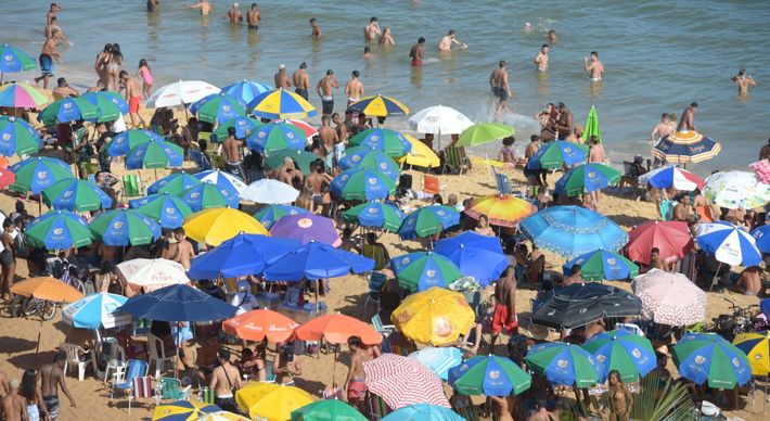 Infelizmente tenho visto imagens dos aeroportos, bares e praias lotados em meio à pandemia. As imagens demonstram que, mais do que acontece todos os anos, precisamos falar de solidariedade neste fim de ano
