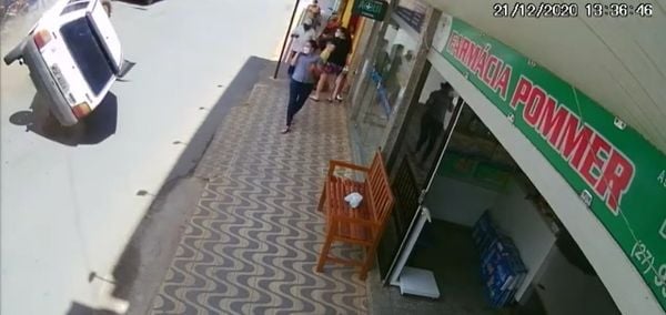 Carro capotou e quase atingiu pedestres em Laranja da Terra 