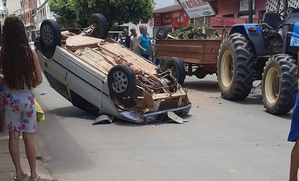 Carro capotou rm Laranja da Terra 