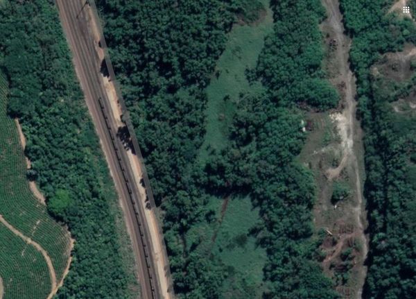 Cemitério de vagões na zona rural da Serra