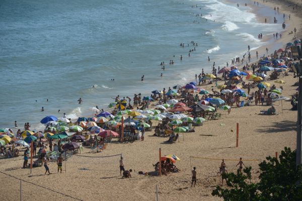 Domingo de praias lotadas em Vila Velha em um momento da alta do número de casos de coronavírus no ES  por Carlos Alberto Silva