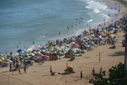 Domingo de praias lotadas em Vila Velha em um momento da alta do número de casos de coronavírus no ES(Carlos Alberto Silva)