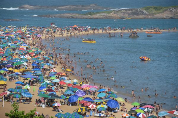 Domingo de praias lotadas em Vila Velha em um momento da alta do número de casos de coronavírus no ES por Carlos Alberto Silva