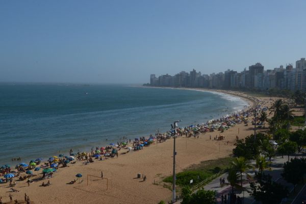 Domingo de praias lotadas em Vila Velha em um momento da alta do número de casos de coronavírus no ES por Carlos Alberto Silva