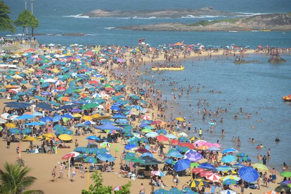Domingo de praias lotadas em Vila Velha em um momento da alta do número de casos de coronavírus no ES