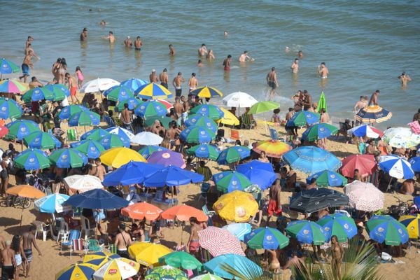 Domingo de praias lotadas em Vila Velha em um momento da alta do número de casos de coronavírus no ES