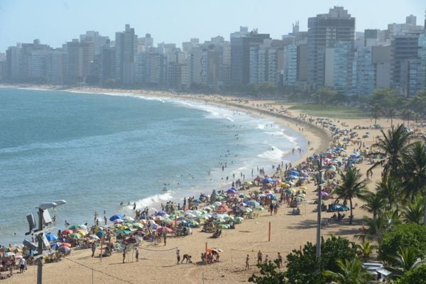 Domingo de praias lotadas em Vila Velha em um momento da alta do número de casos de coronavírus no ES  por Carlos Alberto Silva