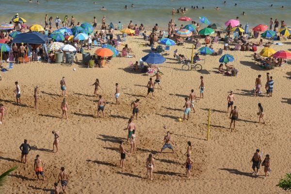 Domingo de praias lotadas em Vila Velha em um momento da alta do número de casos de coronavírus no ES