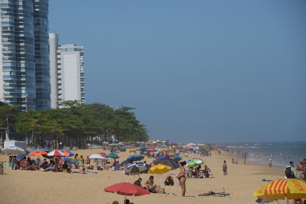 Domingo de praias lotadas em Vila Velha em um momento da alta do número de casos de coronavírus no ES  por Carlos Alberto Silva