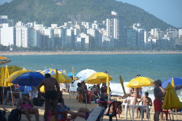 Domingo de praias lotadas em Vila Velha em um momento da alta do número de casos de coronavírus no ES por Carlos Alberto Silva
