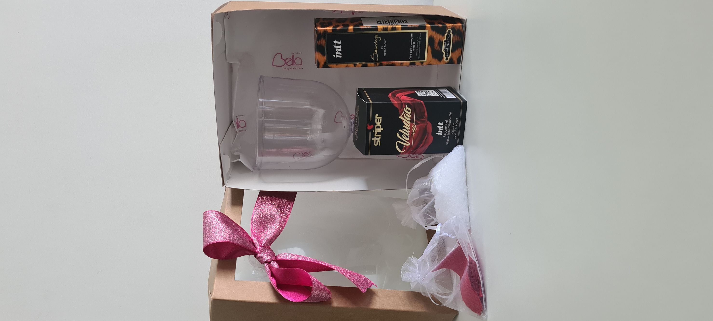 Kit Banho a Dois: com taça de vinho, sal grosso, pétalas de rosa, lubrificante siliconado e óleo de massagem. Preço: R$ 109,90. Ou em 3x de R$ 36,63.  por Butique Bella/Divulgação