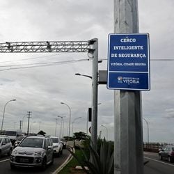 O projeto, lançado em setembro de 2024, utilizada inteligência artificial, que faz a leitura dos rostos e compara com informações de bancos de dados da segurança pública