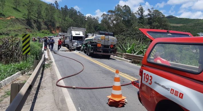 Colisão envolveu um caminhão-baú e um caminhão-tanque; trecho ficou totalmente interditado por mais de uma hora
