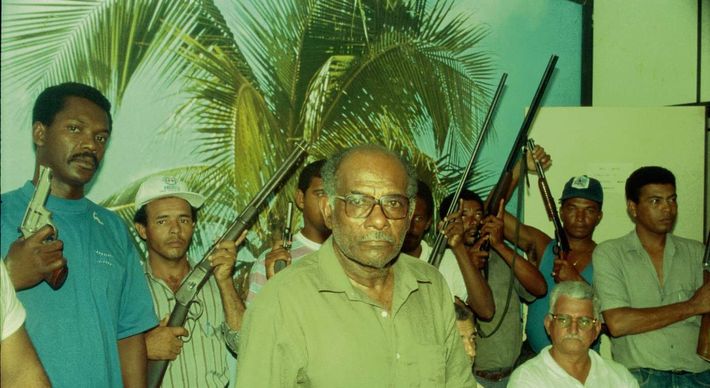 Em 1992, Amocim Leite, candidato a prefeito mais votado de São Mateus, ignorava a Justiça e com dezenas de homens armados invadia a prefeitura da cidade