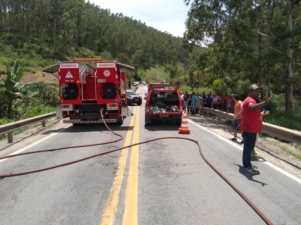 Colisão envolveu um caminhão-baú e um caminhão-tanque; trecho ficou totalmente interditado por mais de uma hora