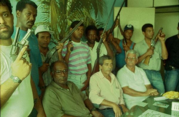 Apoiadores de Amocim exibem armas no gabinete do prefeito por Gildo Loyola/AG