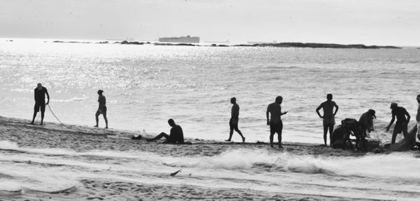 Puxada de rede na Praia de Itapuã, em Vila Velha por Ricardo Medeiros