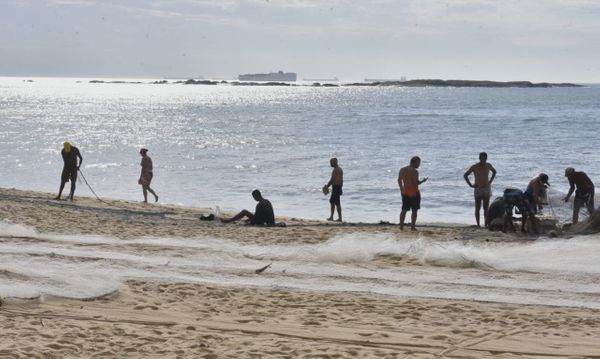 Puxada de rede na Praia de Itapuã, em Vila Velha por Ricardo Medeiros