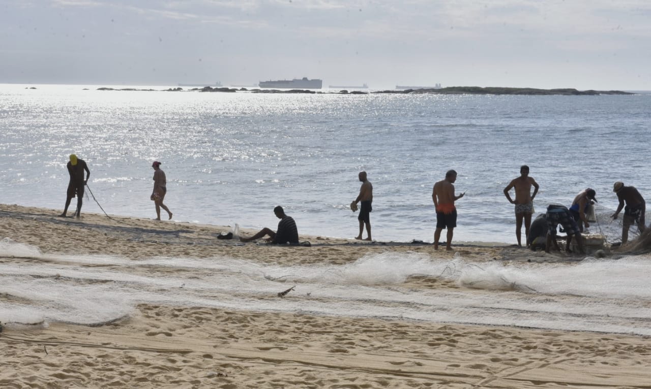 Puxada de rede na Praia de Itapuã, em Vila Velha