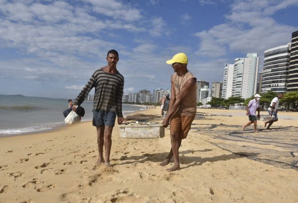 Puxada de rede na Praia de Itapuã, em Vila Velha por Ricardo Medeiros